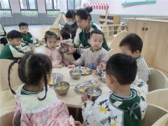 <b><b>前提的坚苦结业生按照1500元/人的尺度集中发放一</b></b>